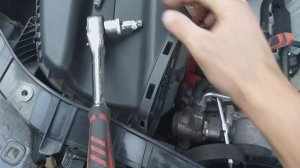 Замена обводного ролика приводного ремня VAG06E903341H ауди А6С7