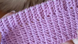 Два очень похожих варианта вязания, но совершенно разных узора.