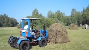 Самодельный трактор на сенокосе