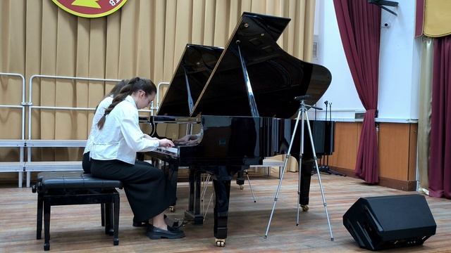 1. М. Дунаевский - «Увертюра из к/ф «Дети капитана Гранта». Исп. Иванова Кристина и Синягина Дарья