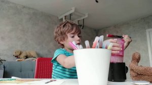 петя рисует.