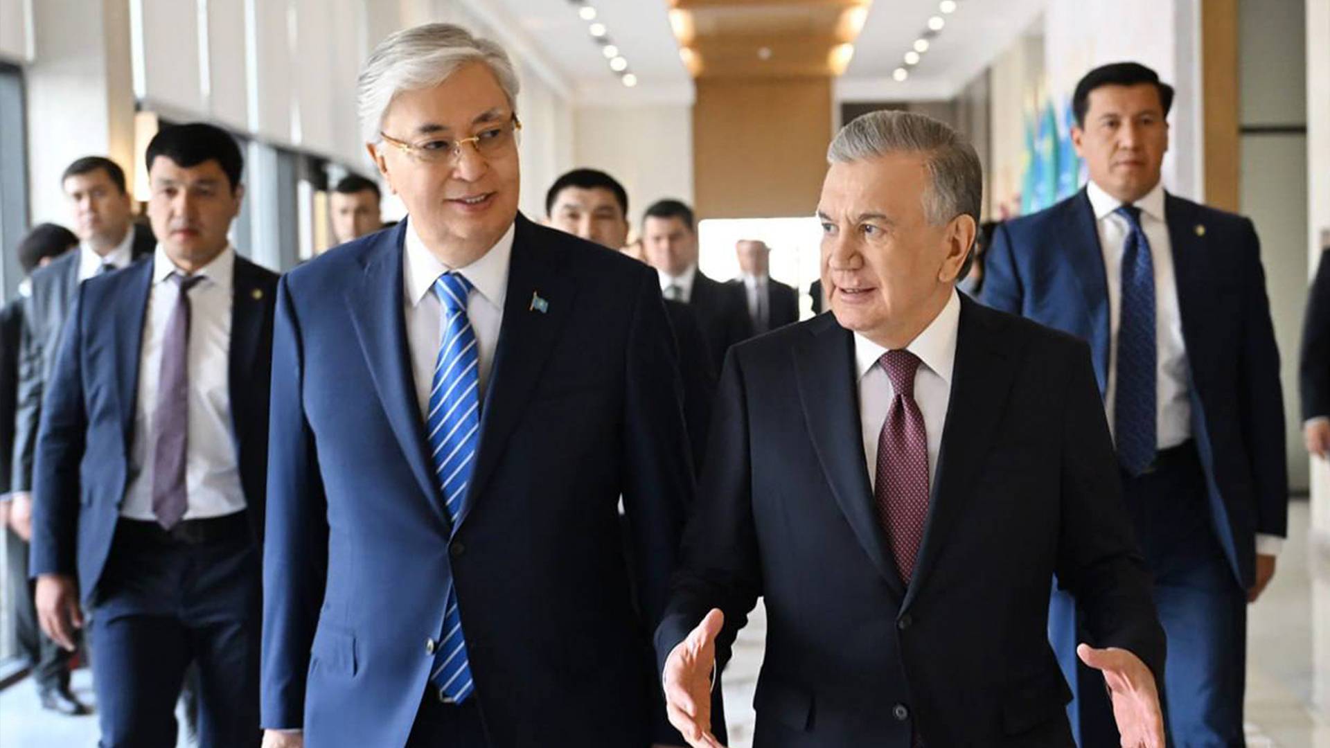 Президенты Казахстана и Узбекистана посетили выставку картин в Алматы
