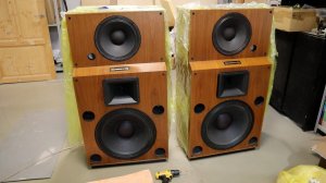 В мастерской №54. Много шпона, S-70, проигрыватель Б1-01.