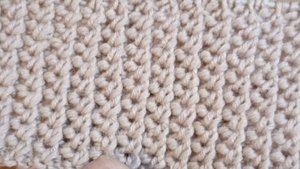 Очередной двухсторонний узор спицами.  Всего 3 петли и 1 ряд.