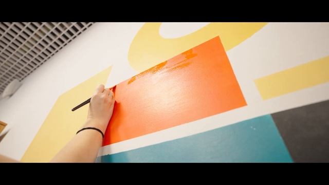 Авангардный мурал на стенах культурного центра | Контуры Культуры (Виктория Матына) смотреть онлайн