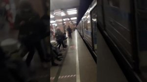 Поезд 81-717.6/714.6 прибывает и отправляется в депо на станции Печатники