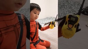 Айдинчик ))) показывает как работает игрушечная рация)