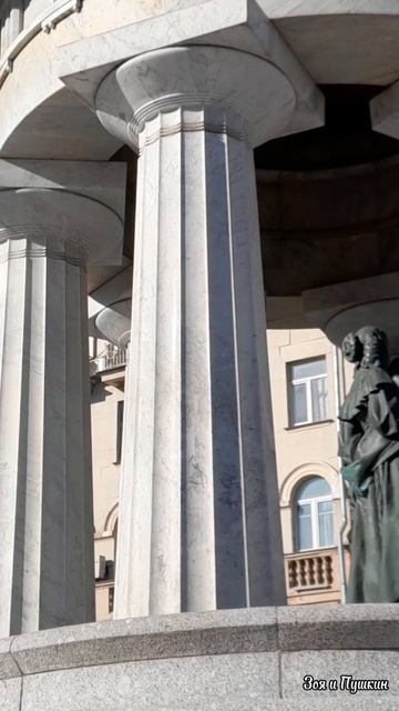 "Натали и Александр" Фонтан-ротонда с питьевой водой у Никитских ворот.