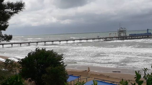 Море восхищает своей красотой в любую погоду. Куда поехать отдыхать. Голубая бухта.