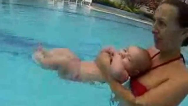 Newborn dives Младенец ныряет Как научить ребенка плавать смотреть онлайн