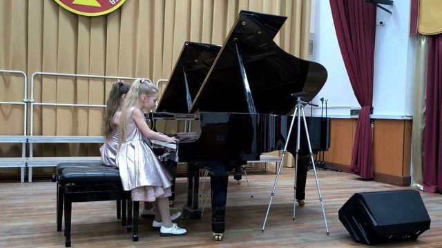 2. В. Шебалин - «Плясовая». Исполняют Гудемчук Кристина и Денискина Юлия.