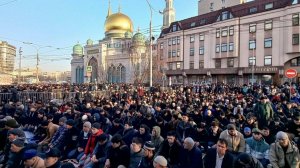 Тысячи мусульман собрались у Соборной мечети в Москве на Ураза-байрам