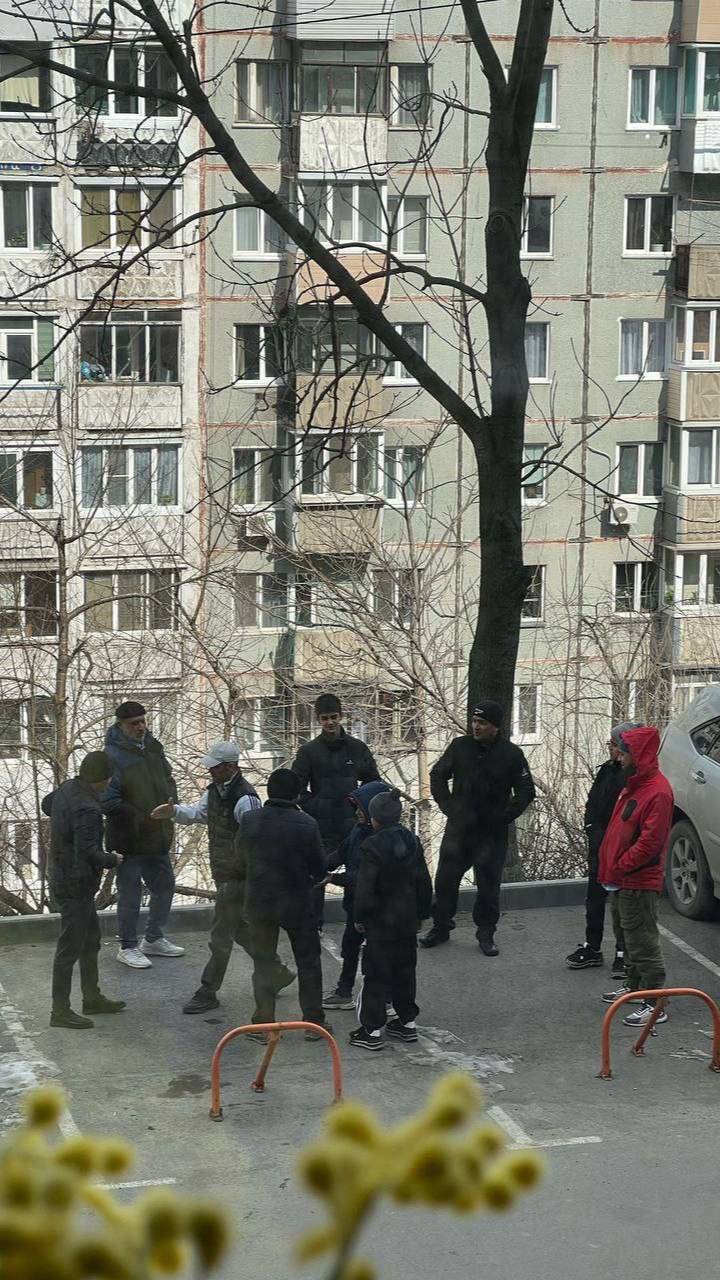 Жители жалуются на поведение инородцев, которые по вечерам принимают халяльные напитки и дебоширят