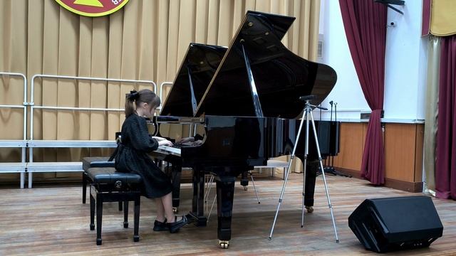 4. М. Парцхаладзе - «В цирке». Исполняет Крескиян Анастасия.