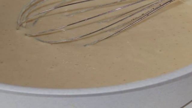 Дрожжевые яблочные оладьи с корицей и медом