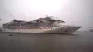 Cruise ship MSC Splendida playing music-Круизный лайнер играет музыку