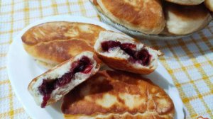 Жареные пирожки с консервированной вишней