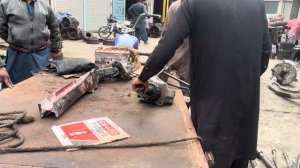 Пакистанские мастера - ремонт сломанной оси грузовика вышедшей из строя из-за перегруза