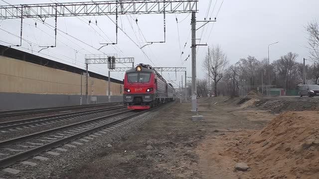 Эл.-воз ЭП20-080 (ТЧЭ-6) со скорым поездом "Таврия/Двухэтажный состав" №028М Москва - Симферополь.