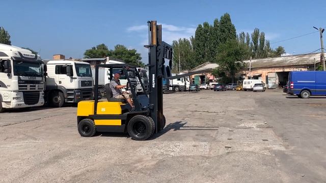 Вилочный бензиновый автопогрузчик Komatsu FG25-8 на новой спарке пневмо с установкой под ковш.