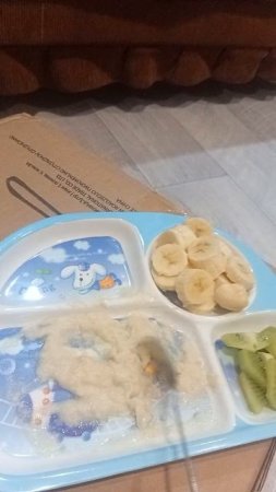 Злата кушает