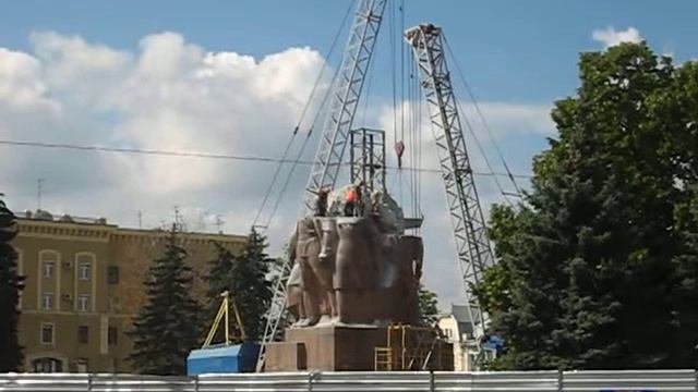 Демонтаж Монумента на площади Конституции в Харькове