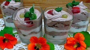Десерт из шоколадных сливок с творогом и виноградом