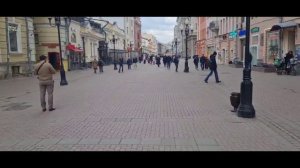 Арбат - 2025. Обыватель угостил девушку чебуреками.
