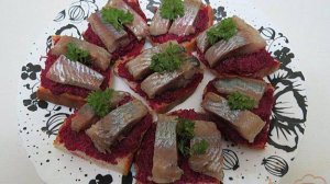 Бутерброды со свеклой и сельдью