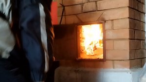 Протапливаем дом после зимы, вопреки всему сажаем нарциссы весной, озеро просыпается, очищаем пруд.