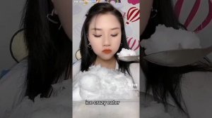 кореянка ест снег!