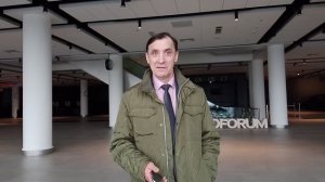 Это откуда к нам такого красивого дяденьку замело?