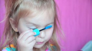 Девочка красится как Барби Barbie make up small girl
