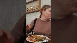 Заехали после рыбалки пообедать. Заказываю как обычно, печеночную котлетку (оладушек) и овощи