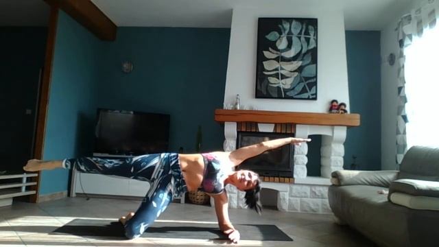 YOGA PILATES Débutant смотреть онлайн