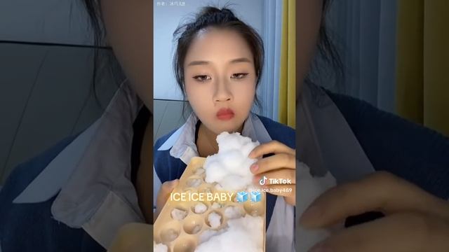 едим замёрзший снег из морозилки!