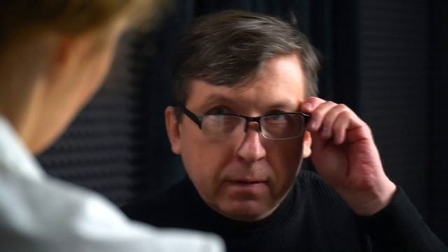 Алена, я тебя прошу, поедь в Луганск. Первые сцены политического детектива Когда Свои Чужие смотреть онлайн