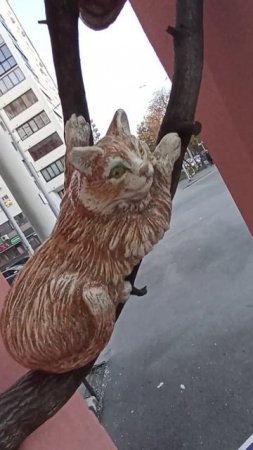 Уникальные человечки над входом. Екатеринбург
