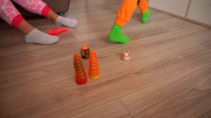 Марк покупает автомобили разных марок в необычном магазине.