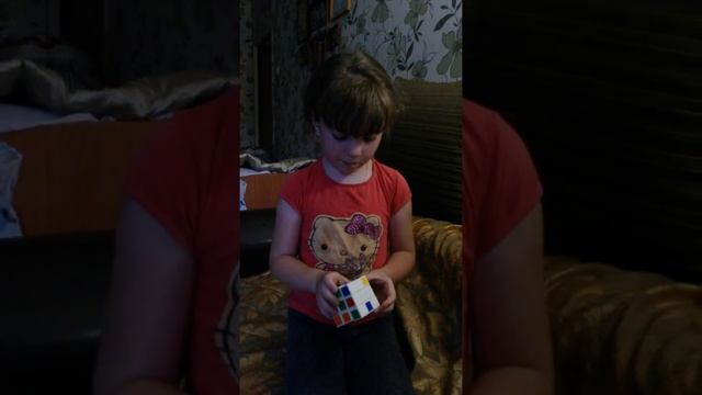 Кубик-рубик . Собирает 6-ти летний ребенок смотреть онлайн