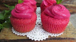 Капкейки красный бархат в вишневой начинкой