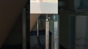 Установка акриловой ванны с нишей для ног