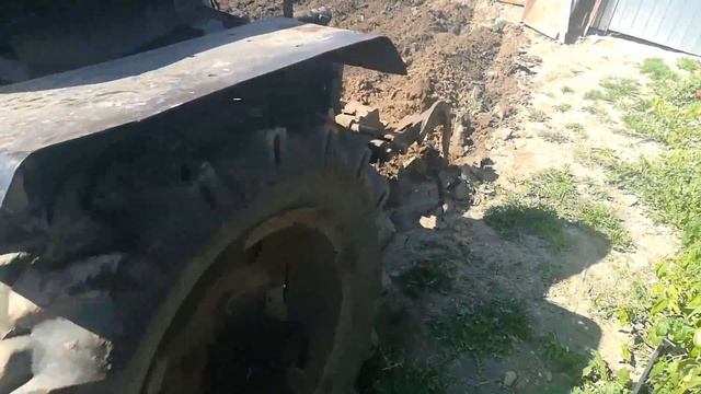 Дизельный минитрактор с 2+1(откидной) корпусным плугом. Двигатель от Т-25, мост от газ-66 смотреть онлайн