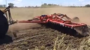 Дисковая борона дискатор БДМ 7х2 Артайус БДТ в работе