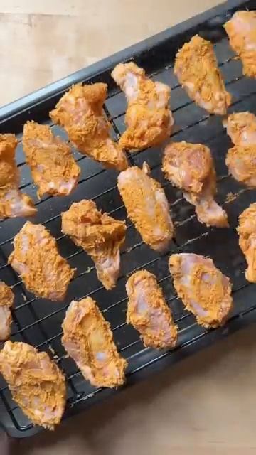 Если вы хотите получить хрустящие куриные крылышки, не обжаривая их во фритюре