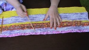 Как связать деревенский коврик из старых простыней и остатков ткани, как прятать кончики полосок.