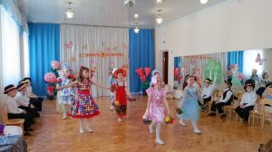 Вальс с цветами (старшая группа).mp4