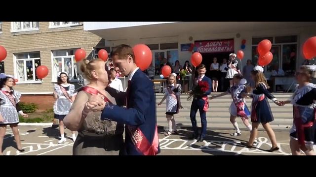 Прощальный танец выпускников с классным руководителем. Даже песню сами написали! #топыкатегорий