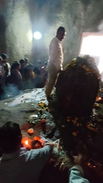 Великий Шивлингам - главная святыня Великой пещеры на острове Элефанта смотреть онлайн