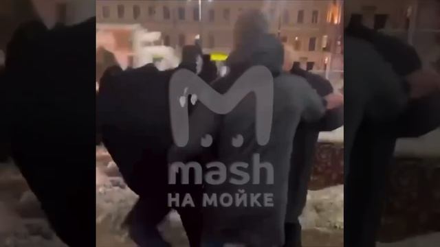 👊Стас Барецкий хотел разрулить ситуацию но попал под кулаки.